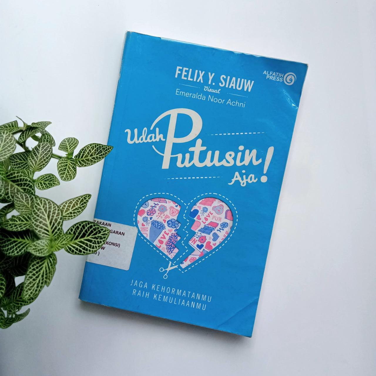 Sampul buku UDAH PUTUSIN AJA!