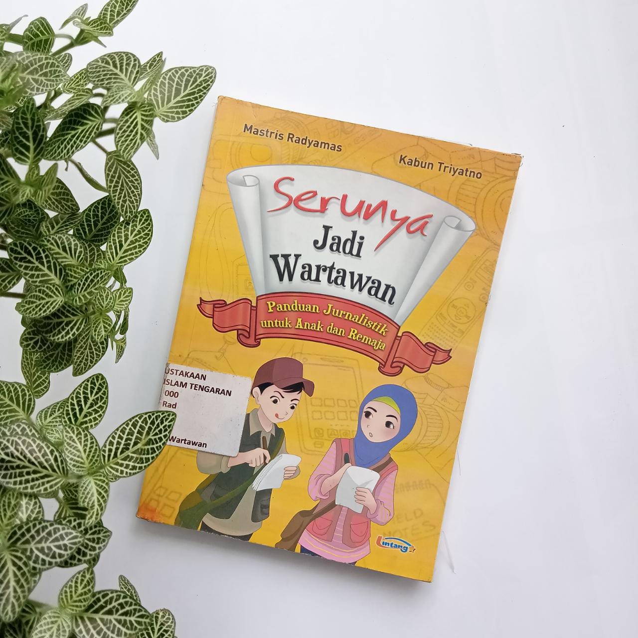 Sampul buku SERUNYA JADI WARTAWAN,PANDUAN JURNALISTIK UNTUK ANAK & REMAJA