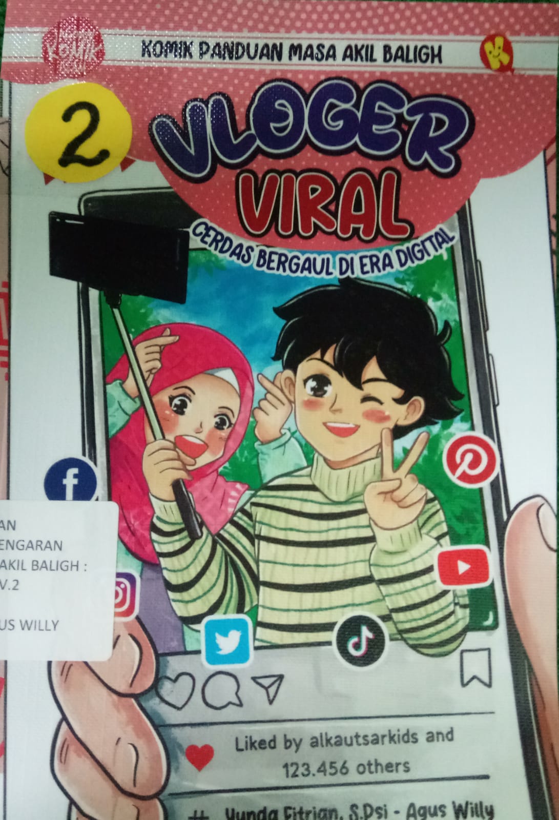 Sampul buku KOMIK PANDUAN MASA AKIL BALIGH : VLOGER VIRAL C.2