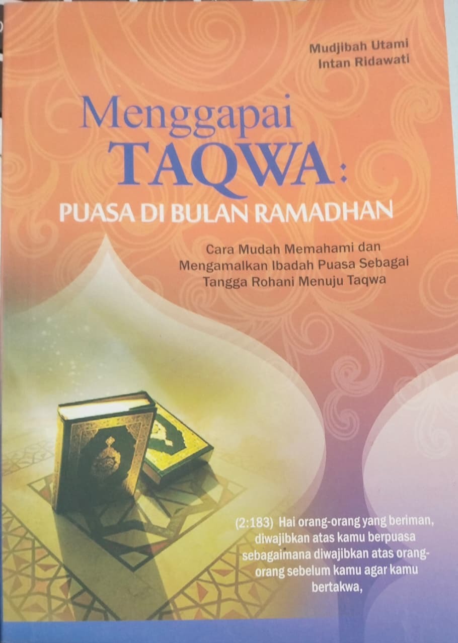 Sampul buku Menggapai Taqwa: Puasa di bulan Ramadhan